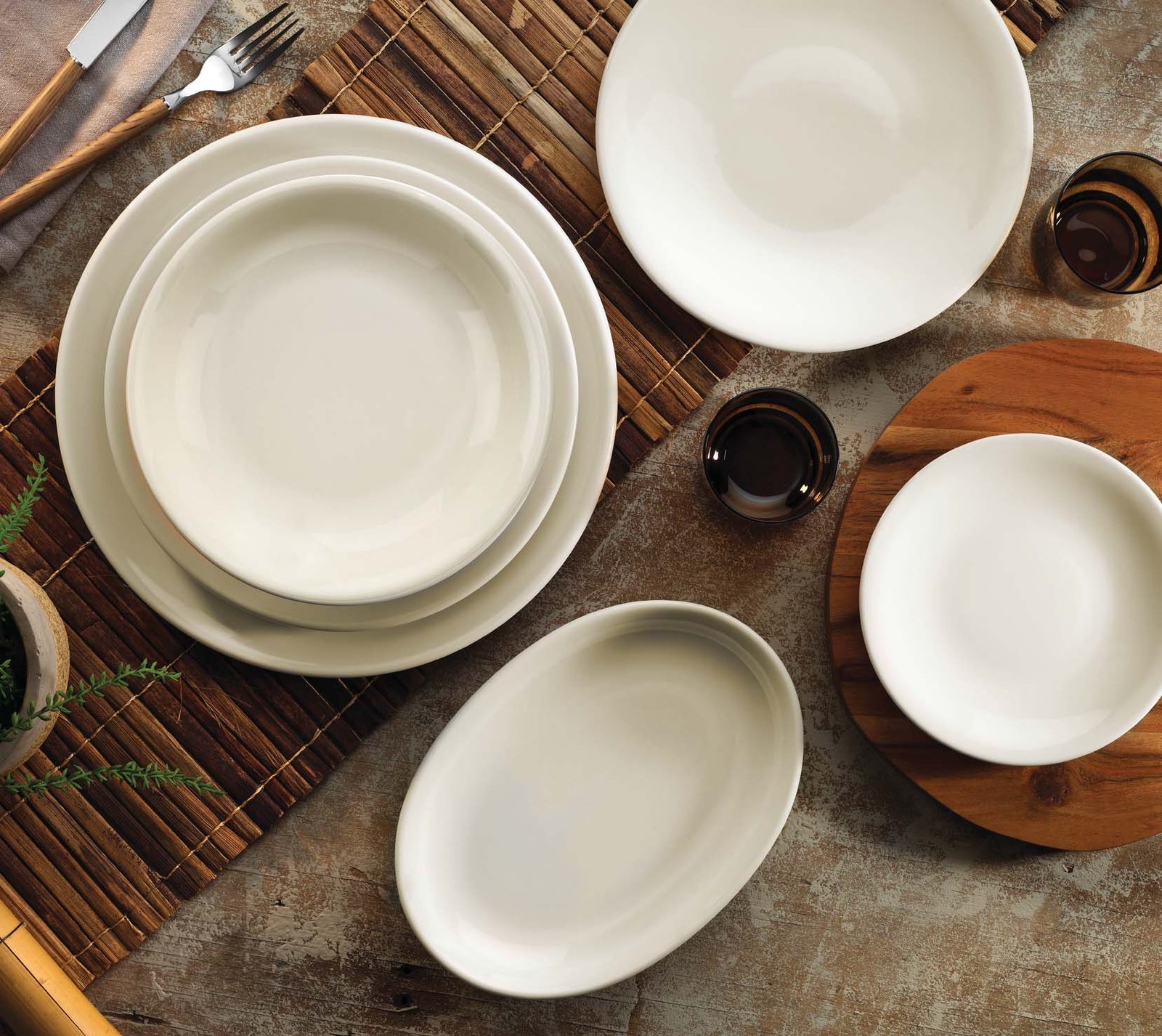 Kütahya Porcelain Bone Teos 21cm. Deep Plate Cream Mesh - Styled