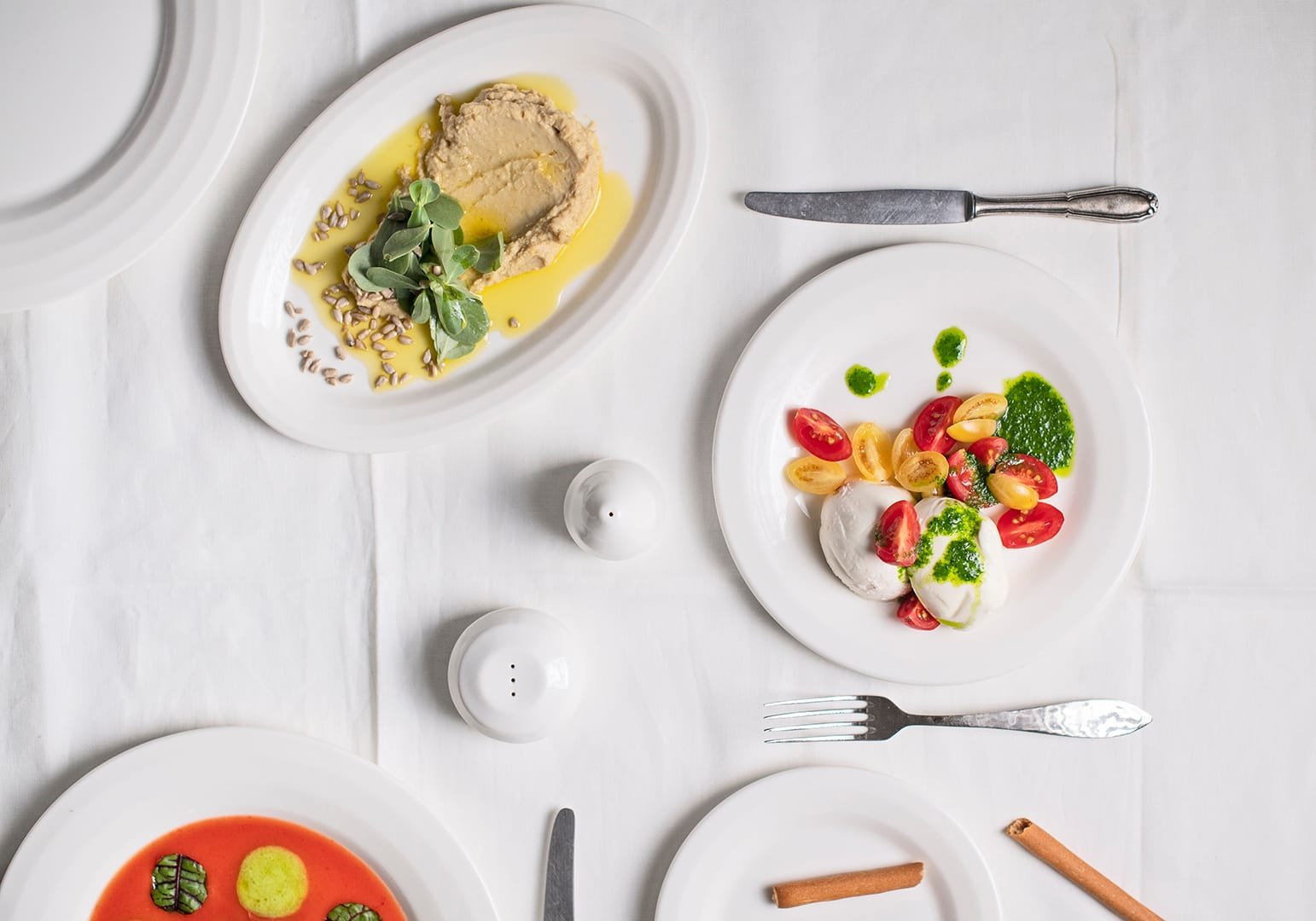 Halo Oval Plate 22cm - Styled