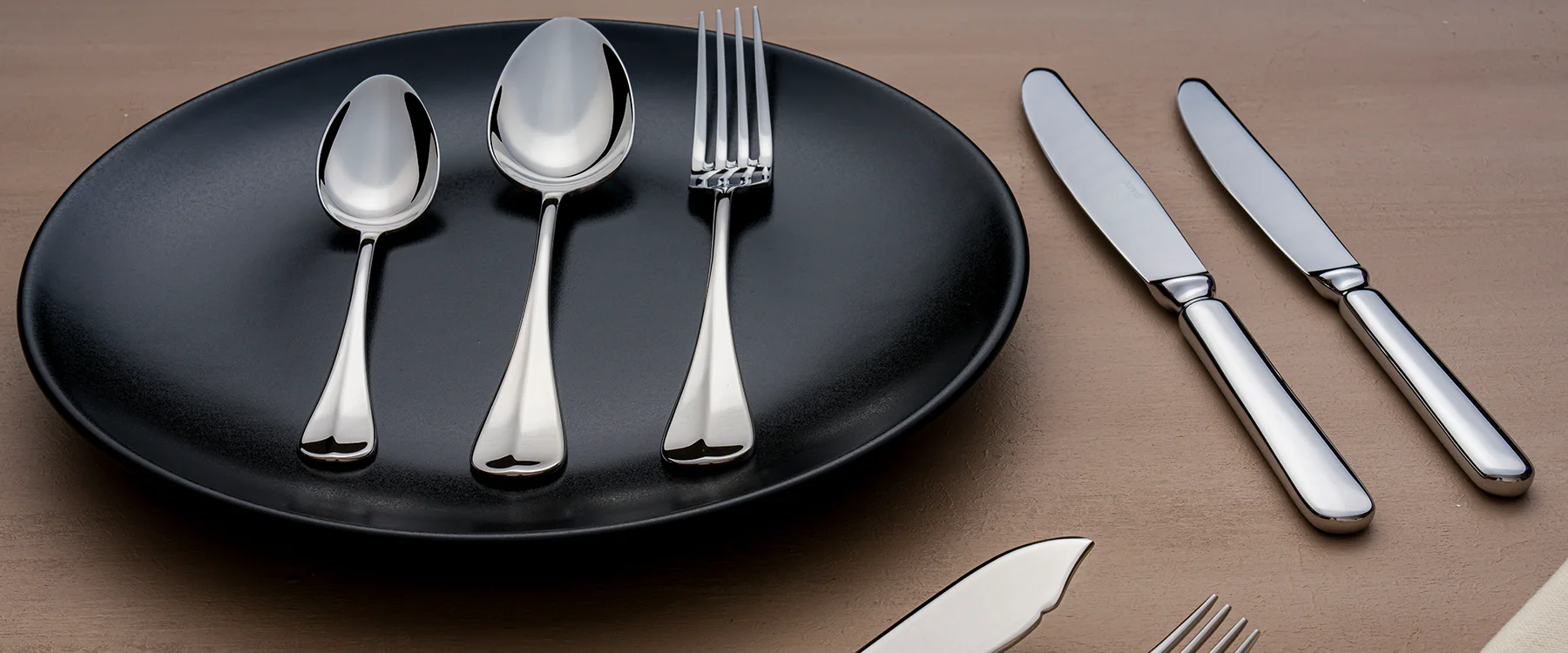 Justo Table Knife - Styled