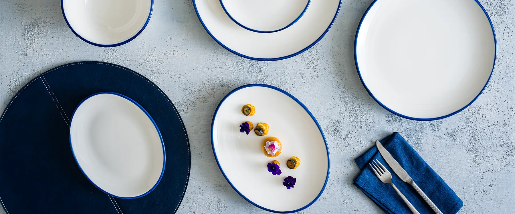 Linea Blue Moove Oval Plate 25 cm - Styled
